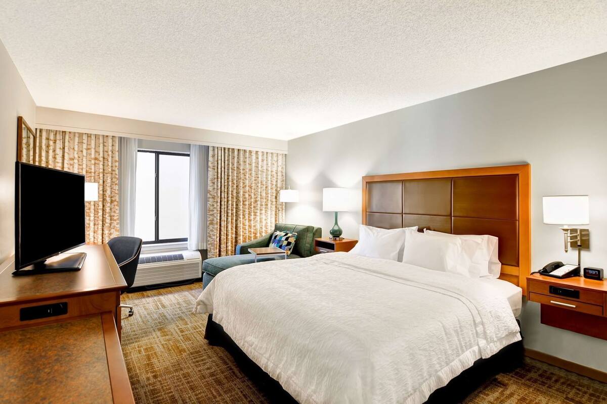 Roba de llit hipoal·lergògena, escriptori i cortines opaques