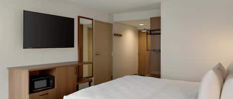 Premium bedding, in-room safe, iron/ironing board