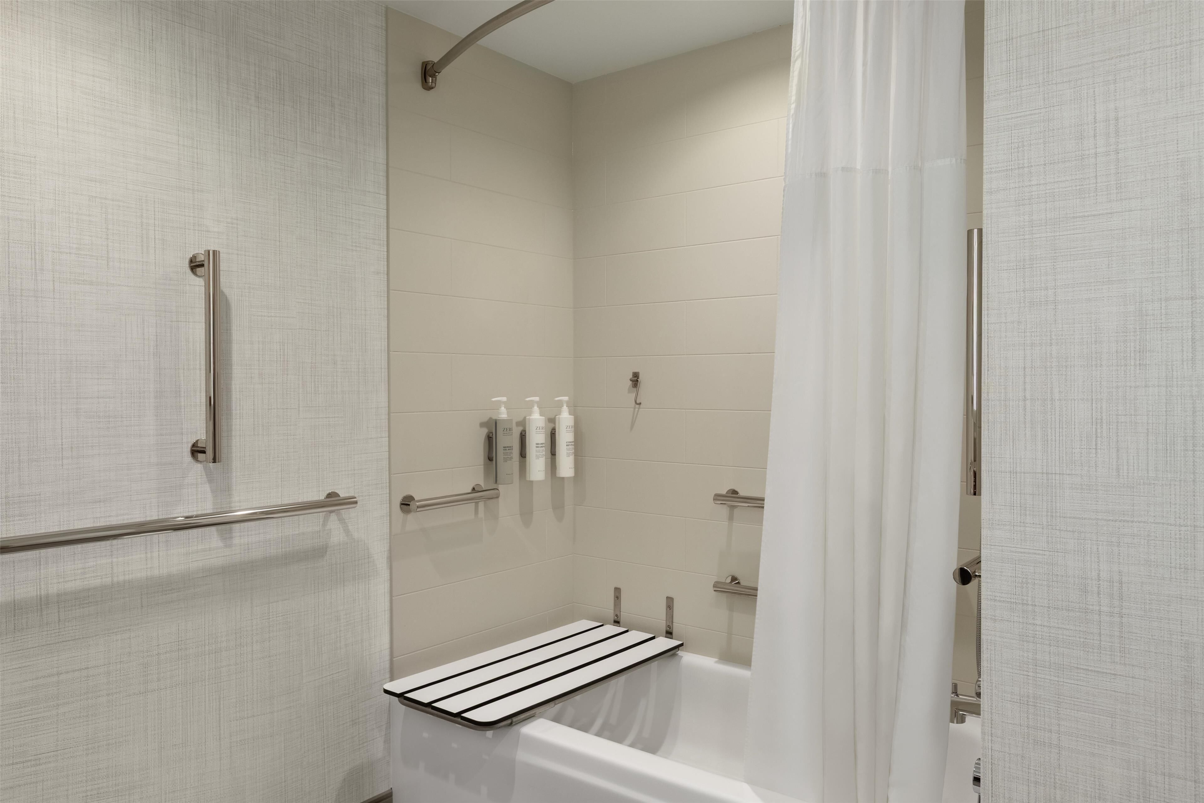 combined shower/bathtub, hydromassage showerhead, free toiletries