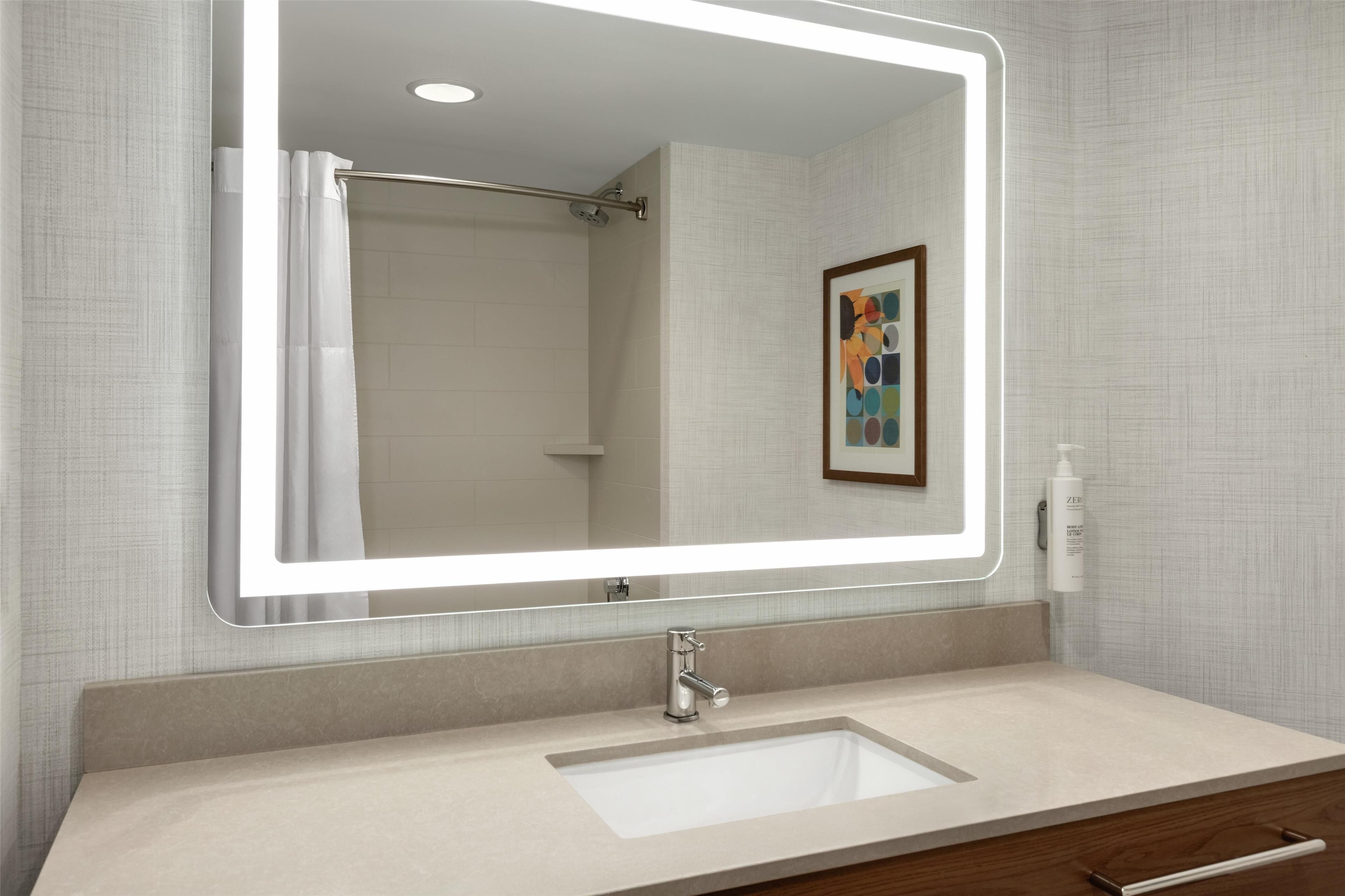 combined shower/bathtub, hydromassage showerhead, free toiletries