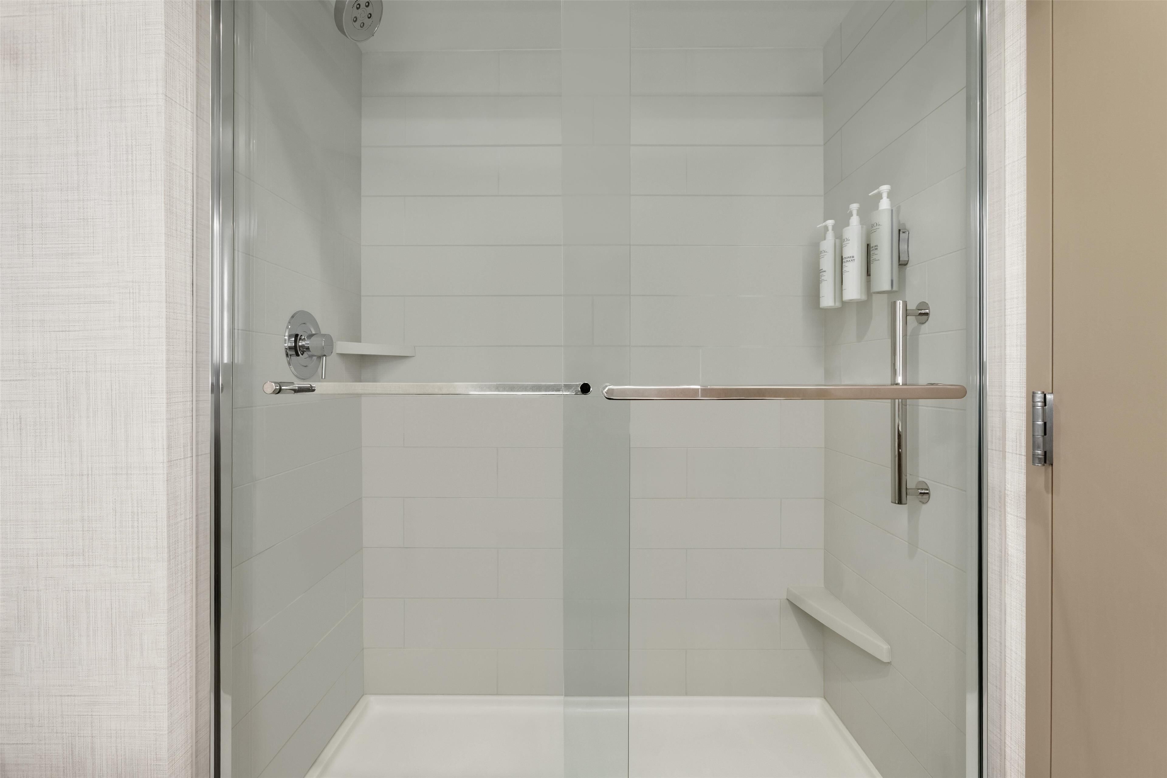 combined shower/bathtub, hydromassage showerhead, free toiletries