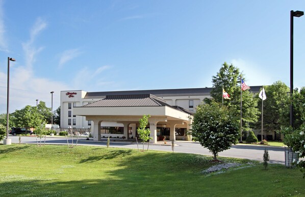 Situated on a well-maintained lawn, this hotel offers views of the surrounding area from its flat roof and series of windows.