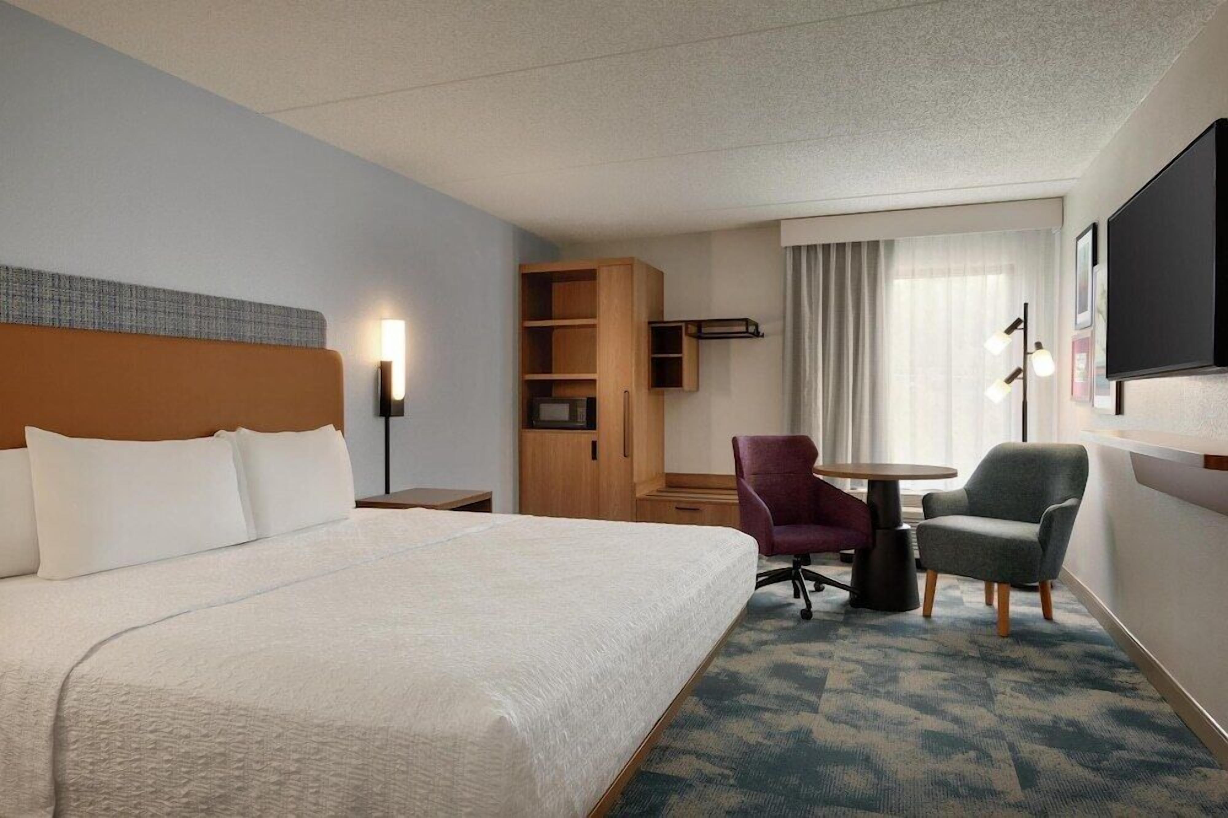 Premium bedding, in-room safe, iron/ironing board