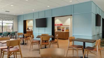 Café da manhã com buffet grátis todos os dias