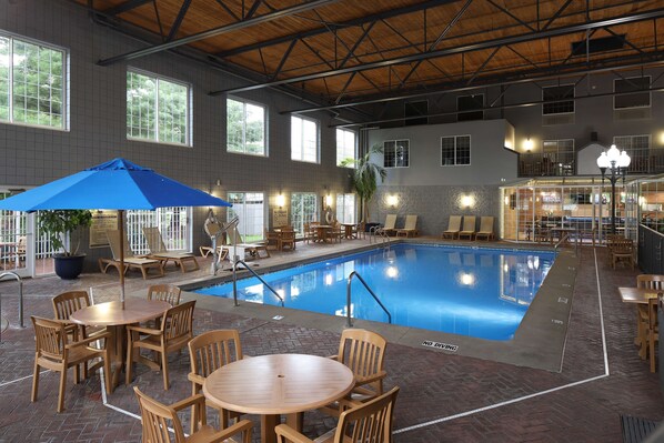 من حمّامات السباحة المغطاة