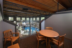 2 Queen-Betten, Nichtraucher, mit Balkon | Wohnbereich | 32-Zoll-Flachbildfernseher mit Satellitenempfang, Fernseher