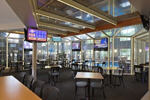 Bar (on property) - Hampton Inn Holland (Holland)