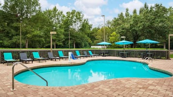 Outdoor pool, pool loungers