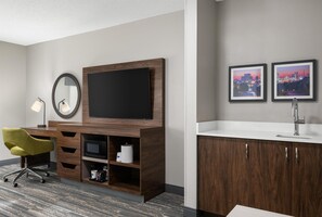 Deluxe, One King Bed, Non-Smoking - Hampton Inn Columbia Northeast - Fort Jackson Area (Columbia)