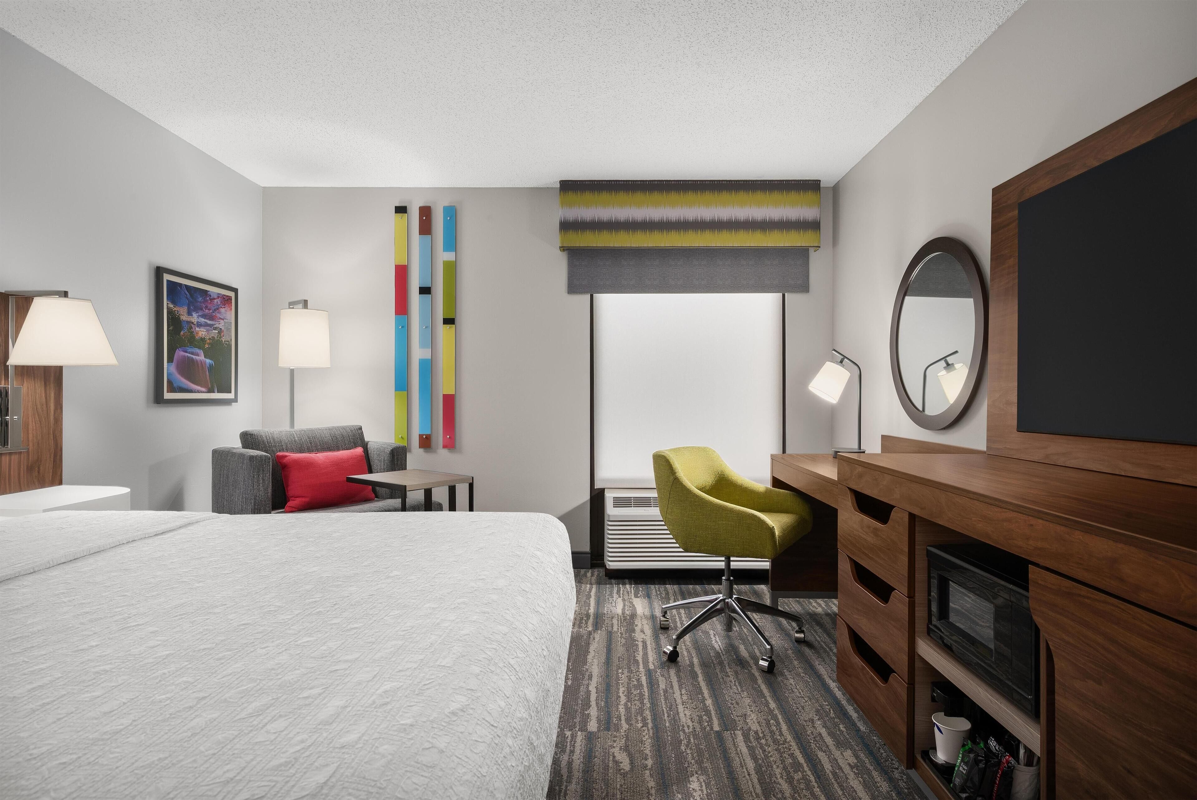 Satu Tempat Tidur King, Dilarang Rokok | Seprai premium, bantalan ekstra lembut, dan tirai kedap cahaya