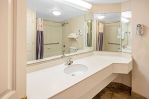 Combined shower/bathtub, free toiletries, hair dryer, towels