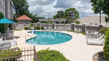 Piscine extérieure, chaises longues