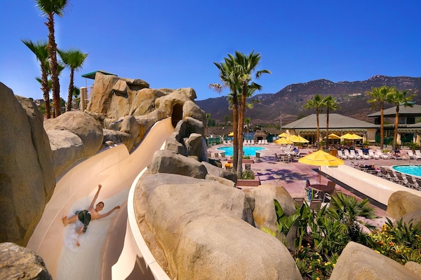 8 albercas al aire libre y camas balinesas (con cargo)