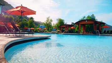 8 piscinas al aire libre, camas de piscina con cargo, sombrillas