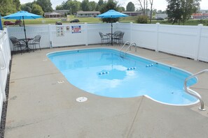 Piscine extérieure en saison