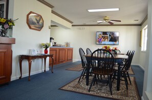 Free continental breakfast on weekends  - Madison Inn Lodge (Fredericktown)