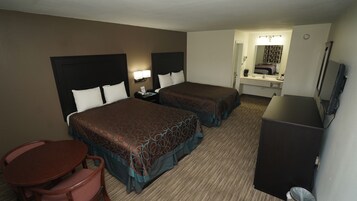 Escritorio, tabla de planchar con plancha, wifi gratis y ropa de cama 