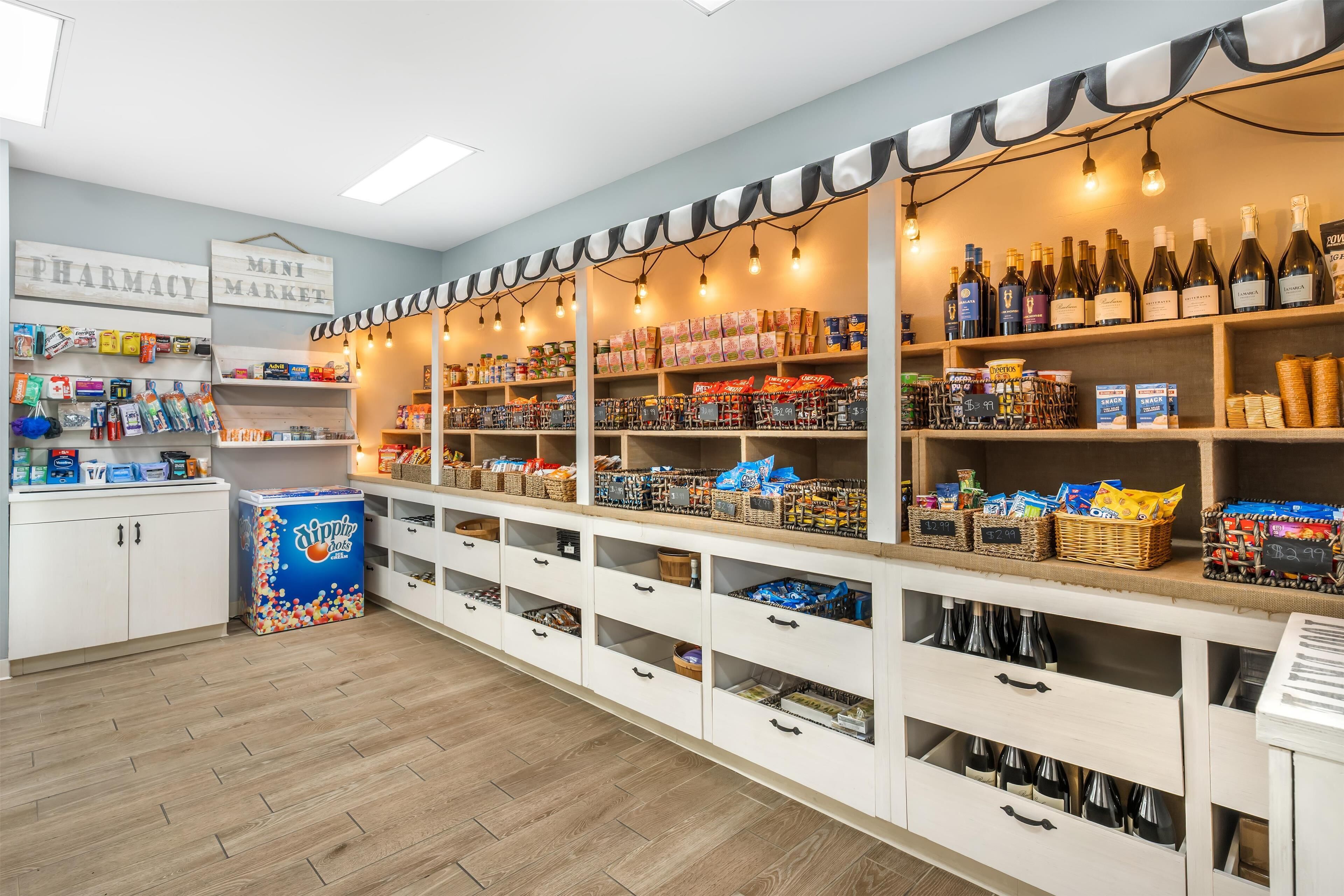 Een apotheek en kleine supermarkt met schappen vol met diverse producten, waaronder snacks en drankjes.
