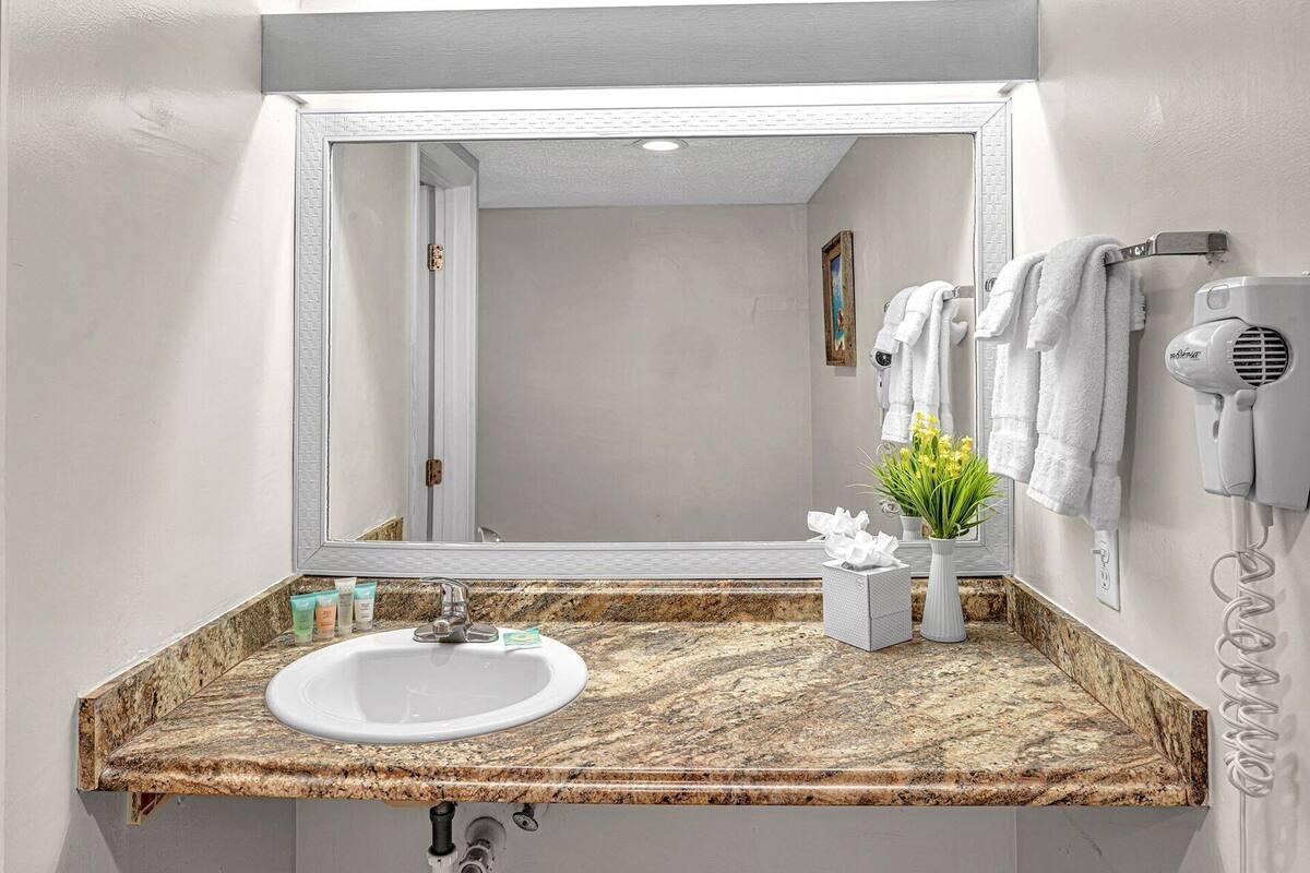 Baño | Ducha y bañera combinadas y artículos de higiene personal gratuitos