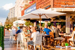 2 restaurants servant le déjeuner et le dîner, plats Cuisine américaine