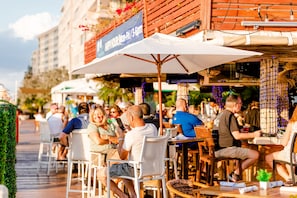 2 restaurants servant le déjeuner et le dîner, plats Cuisine américaine