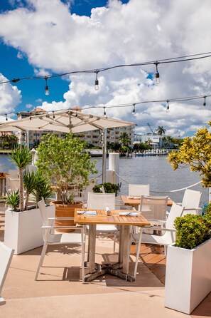 2 restaurants, lunch, dinner served; American cuisine