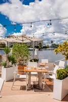 2 间餐厅，供应午餐和晚餐，美洲菜