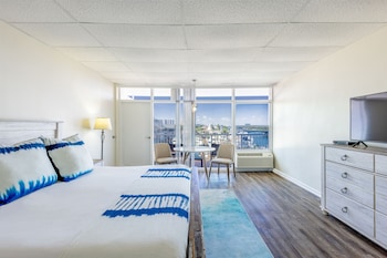 Premier Waterfront | Down comforters, in-room safe, desk, laptop workspace at Sands Harbor Resort and Marina