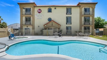 Una piscina al aire libre