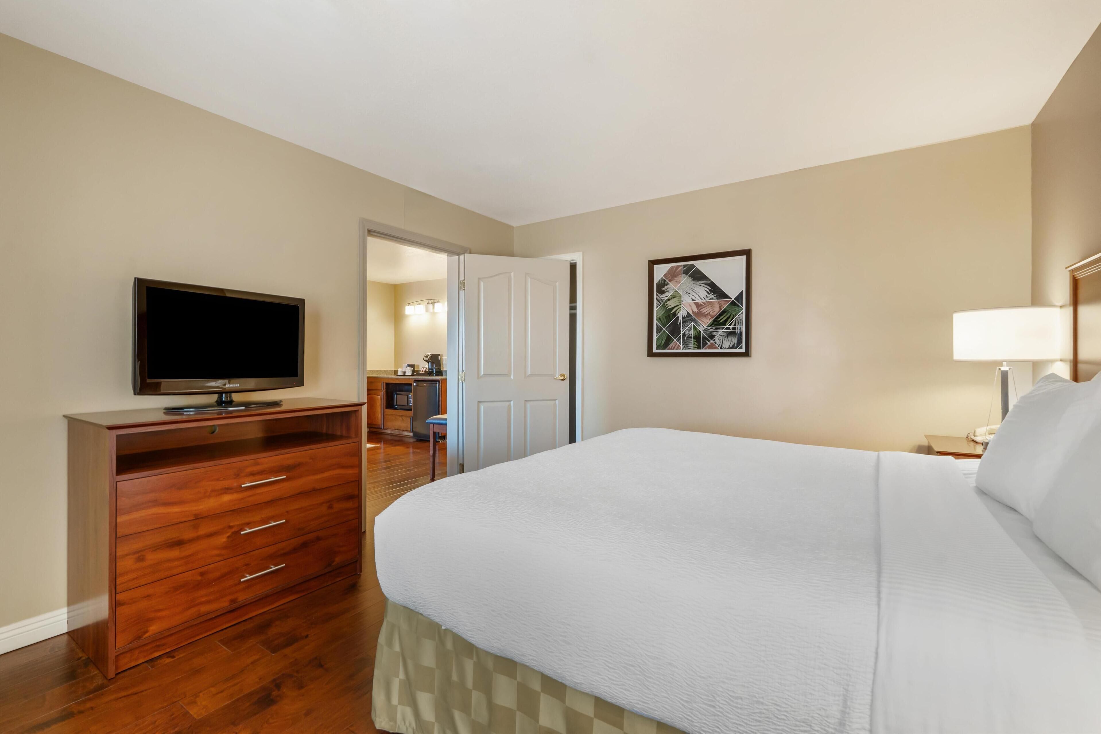 suite, 1 king bed, non smoking, balcony | 1 bedroom, in-room safe, blackout curtains, iron/ironing board