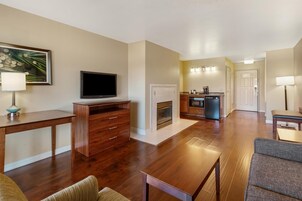 Suite, 1 King Bed, Non Smoking, Balcony | In-room safe, blackout drapes, iron/ironing board, free WiFi