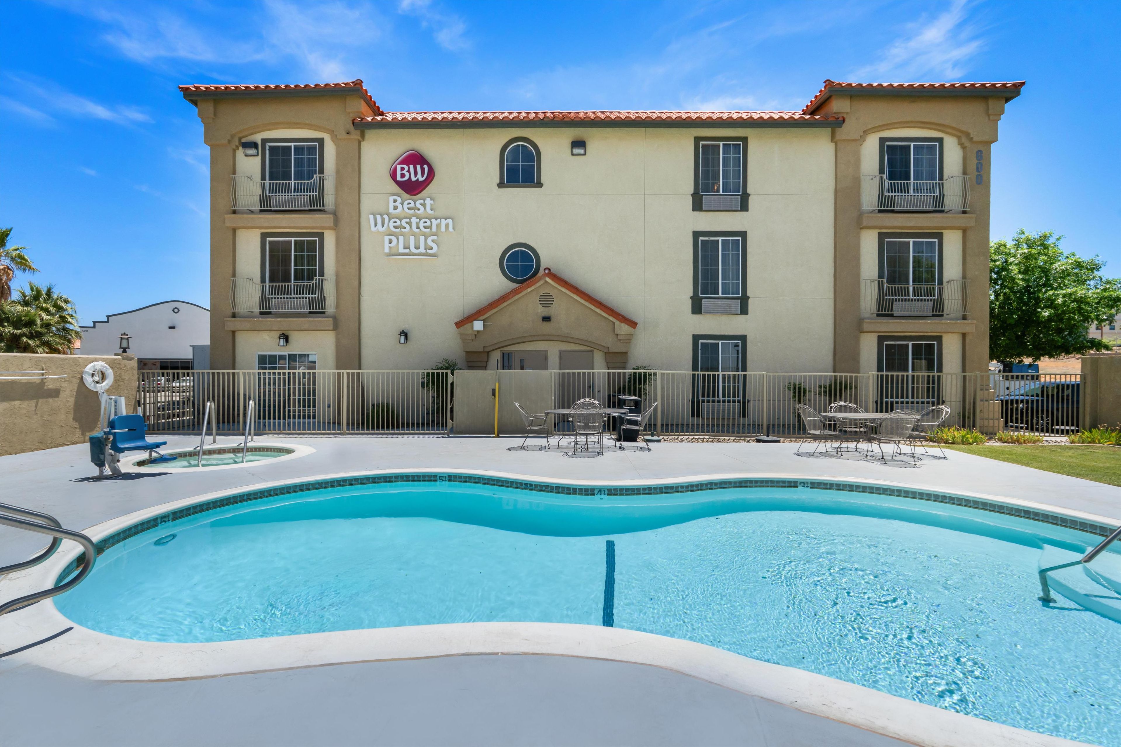 Un hotel Best Western PLUS con piscina, area salotto esterna e patio recintato.
