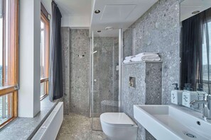 Family Room (Four) | Bathroom | Free toiletries, hair dryer, towels
