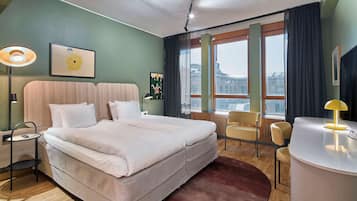 Quarto duplo superior | Cofres nos quartos, individualmente decorados, escrivaninha