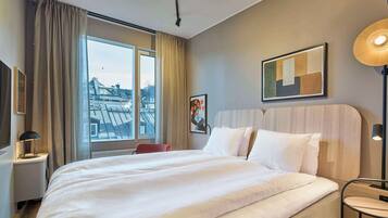 Kamar, 1 Tempat Tidur Queen | Brankas, didekorasi berbeda-beda, meja kerja, dan tirai kedap cahaya