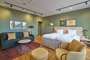 客房内保险箱、特色装修、办公桌、遮光窗帘