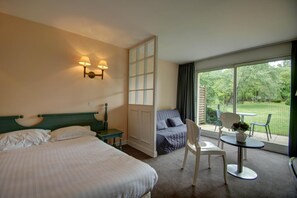 1 quarto, cofres nos quartos, escrivaninha, cortinas blackout