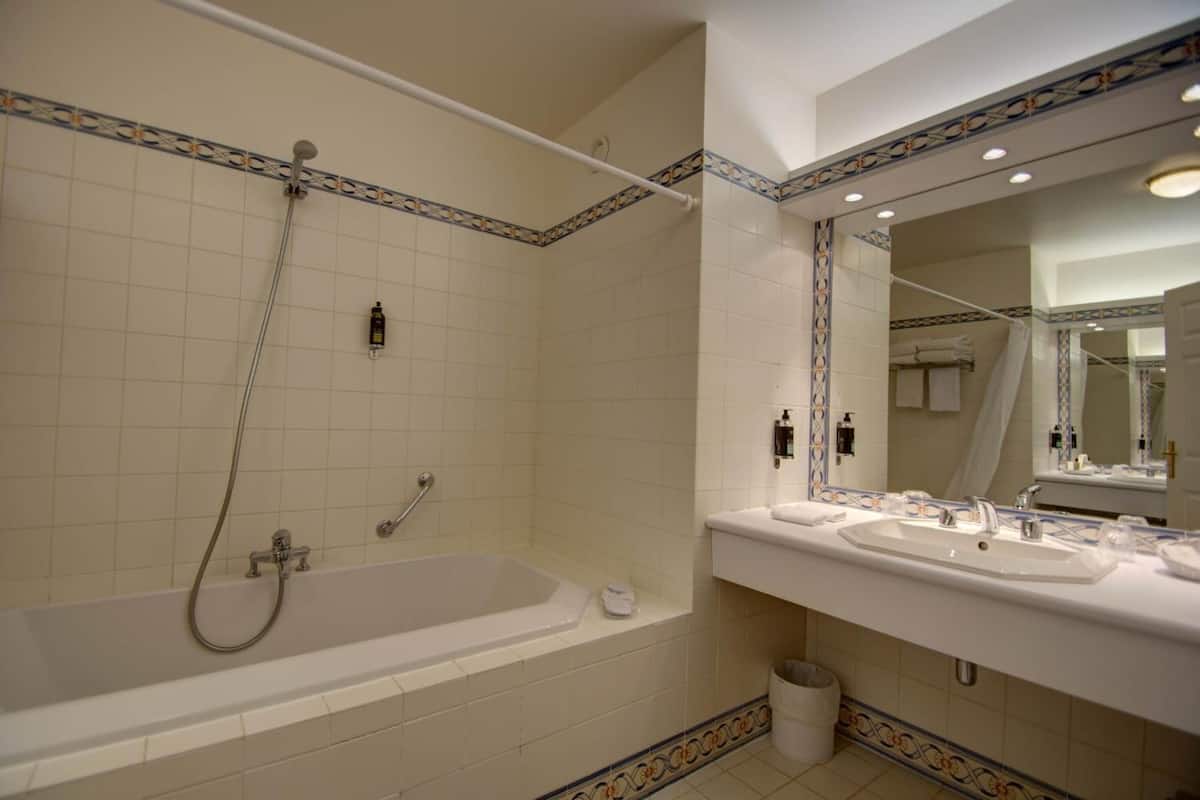 combined shower/bathtub, hair dryer, towels