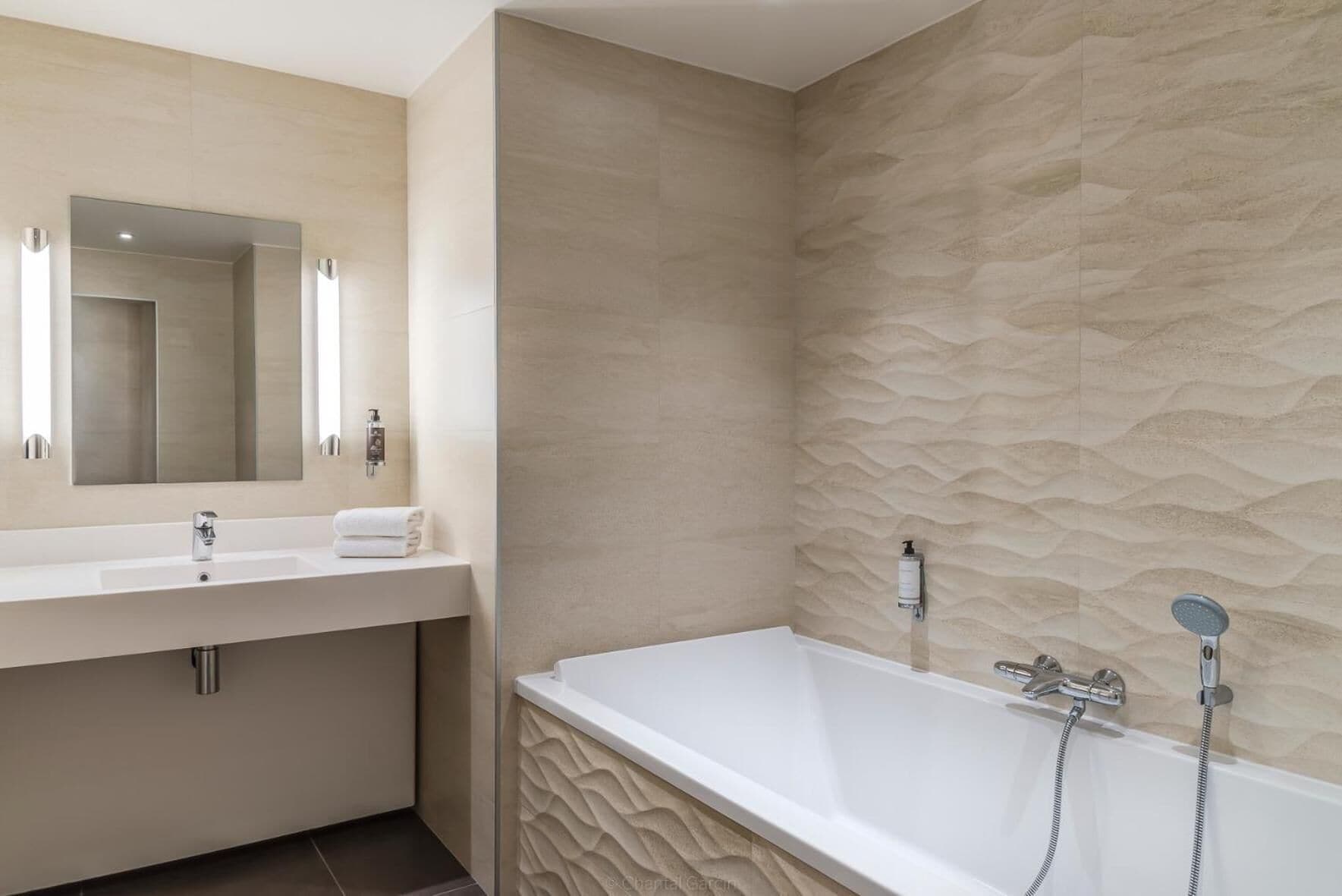 combined shower/bathtub, hair dryer, towels