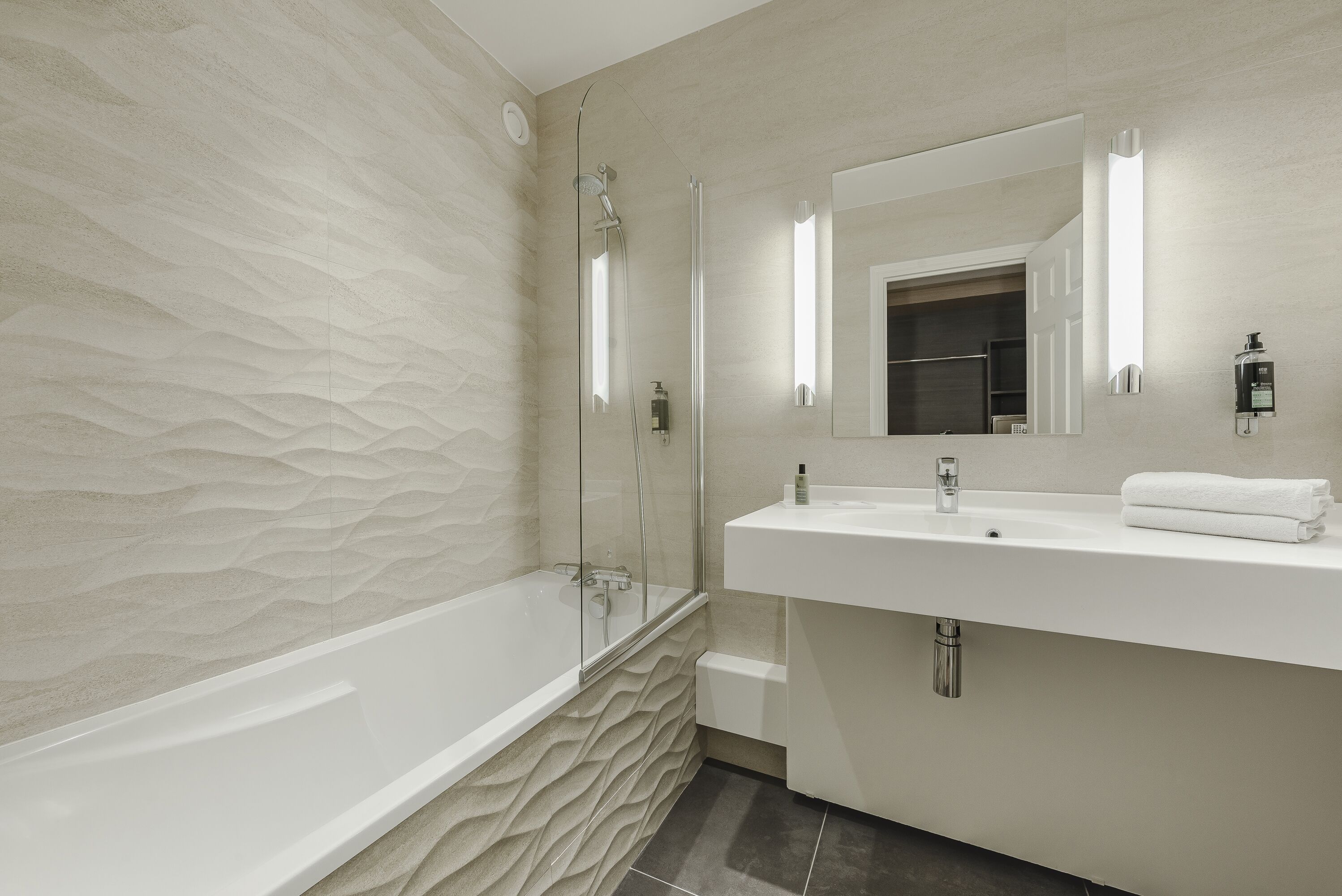 combined shower/bathtub, hair dryer, towels