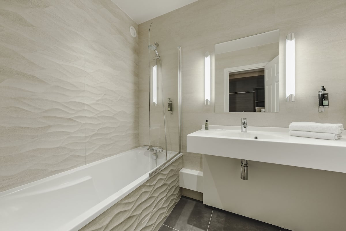 combined shower/bathtub, hair dryer, towels