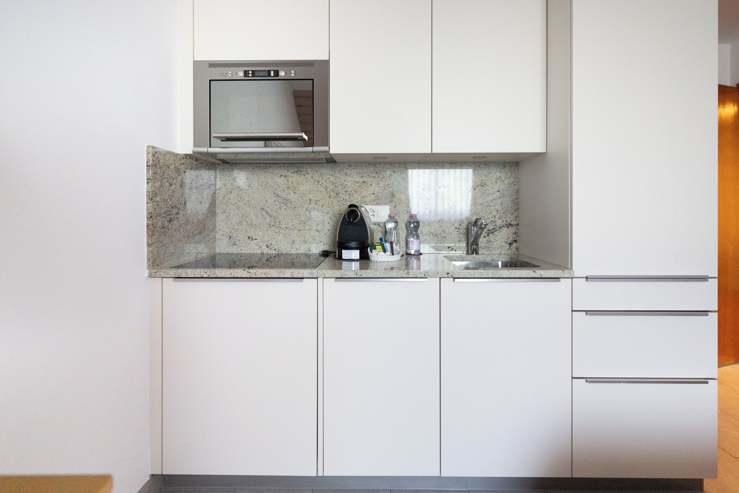 Een koelkast, een magnetron, een oven, een kookplaat