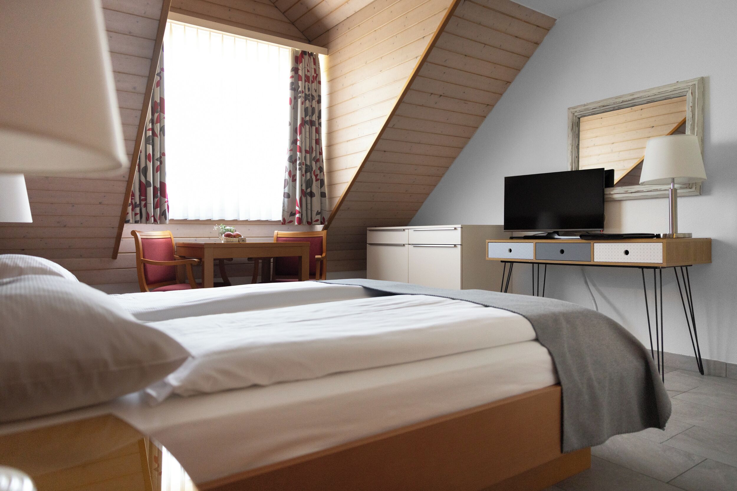 Een kluis op de kamer, een bureau, een laptopwerkplek