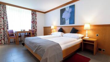 Zimmersafe, Schreibtisch, laptopgeeigneter Arbeitsplatz