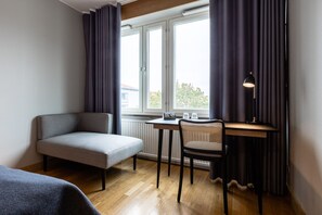 Bureau, lits bébé (en supplément), draps fournis