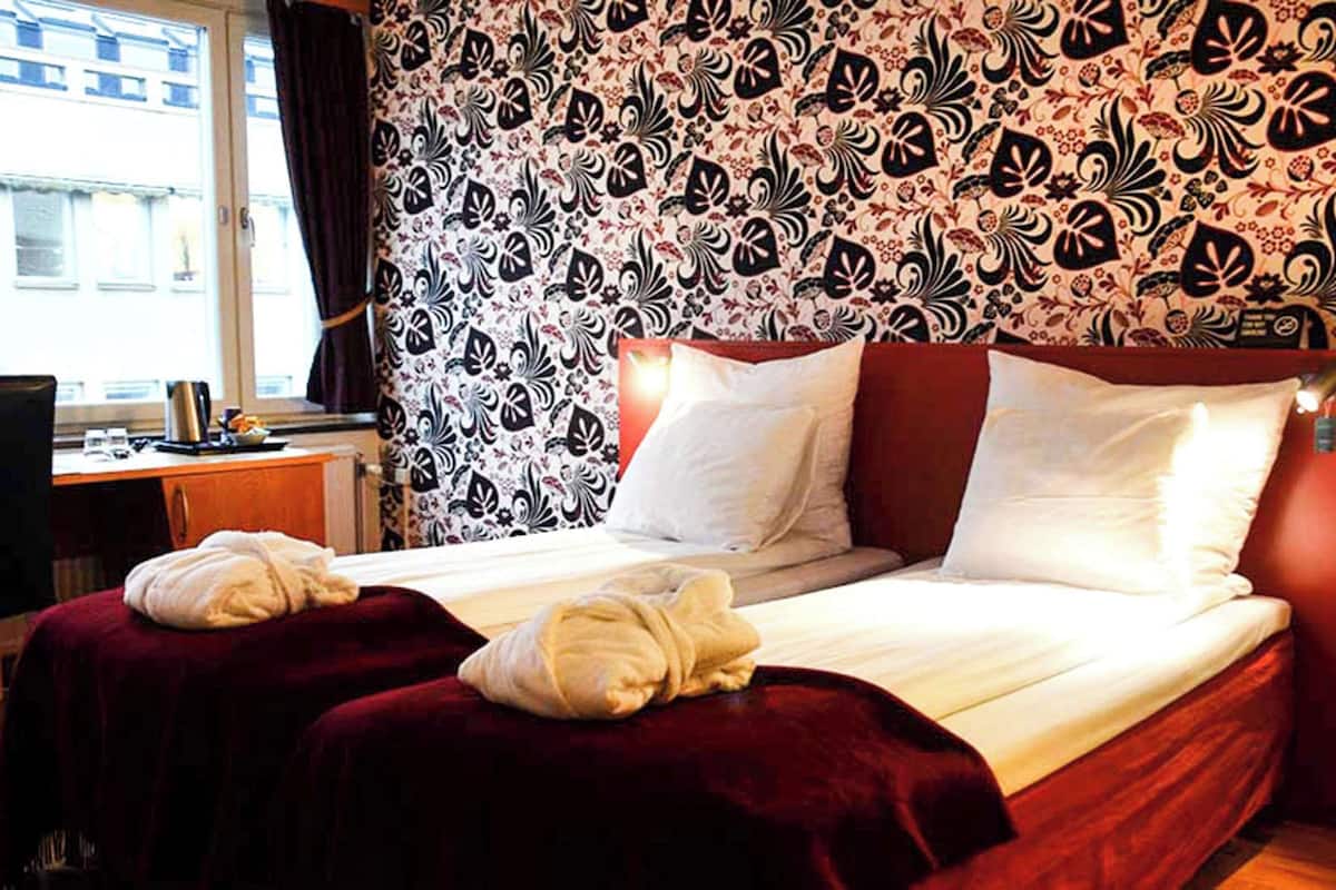 Superior Room, 1 Double Bed | Desk, cribs/infant beds, bed sheets