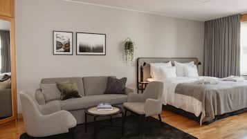 HabitaciĂłn doble Deluxe, 1 cama matrimonial y sofĂĄ cama | Escritorio, cunas y ropa de cama