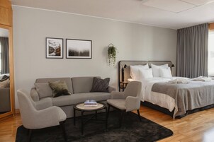 Habitación Deluxe doble, 1 cama doble con sofá cama | Escritorio, cunas (de pago), ropa de cama