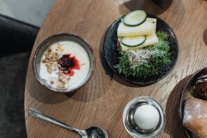 Petit déjeuner complet compris
