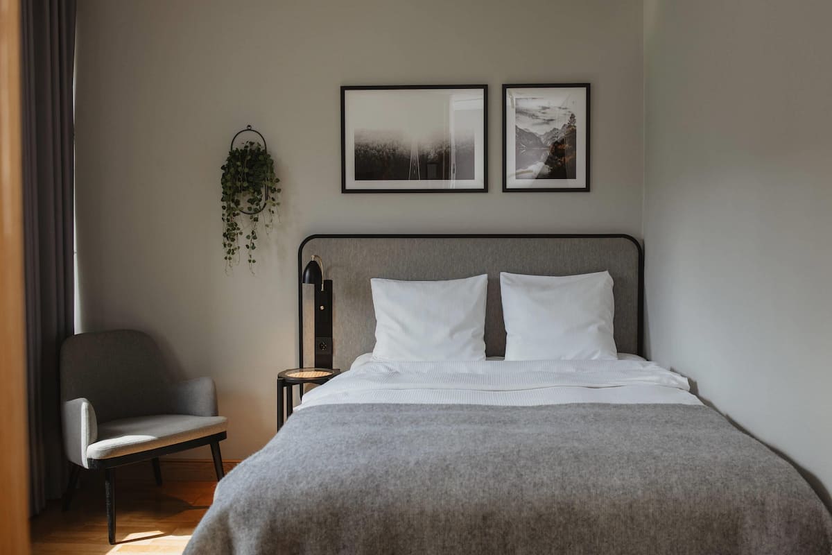 Escritorio, cunas y ropa de cama